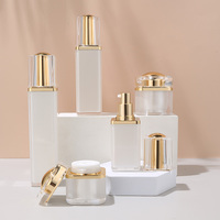 Flacons de luxe carrés en acrylique doré 30ml 50ml 100ml 30g 50g pour lotions, pots cosmétiques, emballages de soins de la peau, flacons pompe pour lotions