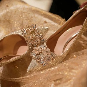 Chaussures à talons hauts de luxe, pailletées, à bout pointu, décorées de cristaux floraux, pour mariée, occasion mariage. - Product Image 3