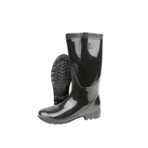 Les bottes AP 9905 BLACK sont en cuir noir résistant avec une semelle noire élégante, alliant style robuste et confort pour une utilisation toute la journée. - Product Image 1