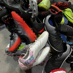 Chaussures de Football d'Occasion pour Hommes en Gros, Mélange Propre de Bales de Chaussures de Marque Chinoise - Product Image 2