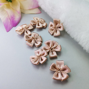 Vente en gros de nœuds de ruban de satin préfabriqués nœuds en polyester noués or argent petits nœuds de ruban pré-noués avec impression de logo pour les mariages - Product Image 3