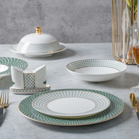 Assiettes de présentation rondes en porcelaine fine de haute qualité, motif géométrique vert avec bord doré, pour hôtels, restaurants et banquets