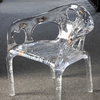 Fauteuil en résine transparente à texture de glace craquelée artistique, facile à nettoyer pour les intérieurs haut de gamme