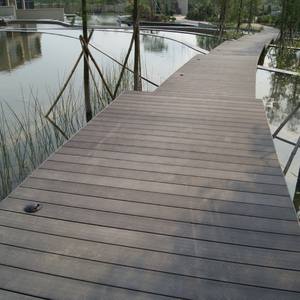 Tarima de Exterior de Madera y Plástico Compuesto de Fácil Instalación, Tarima de WPC con Diseño de Rayas en Relieve - Product Image 4