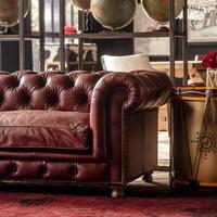 Canapé de salon moderne de luxe en cuir marron avec des clous en cuir et en plumes.