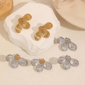 ต่างหูสตั๊ดเหล็กไทเทเนียมลายดอกไม้สำหรับผู้หญิง ชุบทอง 18k รูปทรงกลีบดอกไม้ แฟชั่นสไตล์เรโทร - Product Image 2