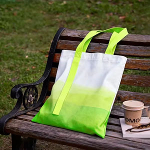 กระเป๋าผ้าแคนวาสไล่เฉดสีพร้อมโลโก้แบบกำหนดเอง สายริบบิ้นห้อยตกแต่ง ดีไซน์ทันสมัย ให้ความรู้สึกพรีเมียม ใช้ซ้ำได้ พับเก็บได้ ความจุเยอะ ใช้ถือได้ เหมาะสำหรับเป็นของขวัญ - Product Image 5