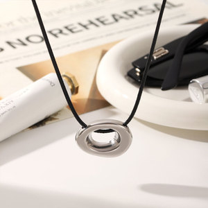 สร้อยคอผู้หญิงสไตล์มินิมอล ดีไซน์เรียบหรู ทำจากสแตนเลส 316L พร้อมจี้สวยงาม สร้อยคอแบบเชือกสำหรับผู้หญิง - Product Image 3