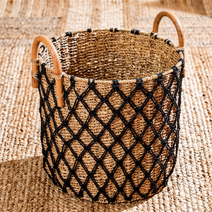 Cesto para la ropa sucia redondo y alto, hecho de algas marinas naturales y ratán, con malla negra decorativa, disponible a precios de mayorista. - Product Image 1
