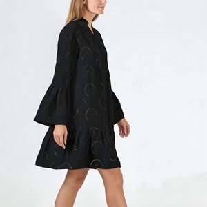 เดรสสั้นทรงปล่อยสำหรับสาวพลัสไซส์ สีดำ แต่งลายปักตาไก่ คอวี แขนทรงกระดิ่ง ชายระบาย ทรงหลวม สไตล์ลำลอง - Product Image 1