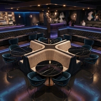 Ensemble de tables et chaises de restaurant et bar en cuir et bois, style moderne et luxueux, écologique, durable, pour l'extérieur et la maison
