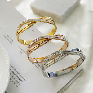 Bracelets plaqués or 18 carats en acier inoxydable, bracelets ouverts élégants et bon marché, plaques de nom personnalisées, bracelets personnalisés - Product Image 4