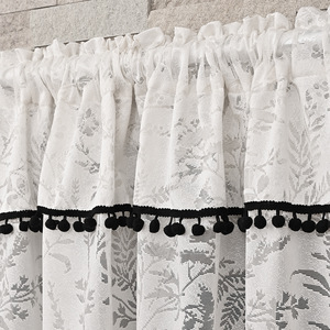 Rideau de cuisine blanc à motif floral avec bordure à pompons noirs en fibre de polyester pour fenêtre de cuisine - Product Image 4