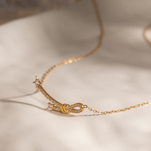 Collier élégant plaqué or 18 carats avec pendentif nœud papillon et pierres rondes en zircon cubique, chaîne serpent, bijoux classiques pour femmes - Product Image 1
