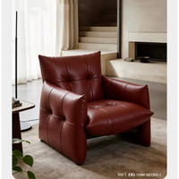 Canapé simple minimaliste italien conçu pour le salon et la chambre à coucher. Canapé simple et confortable. Fauteuil individuel rouge style Bauhaus.
