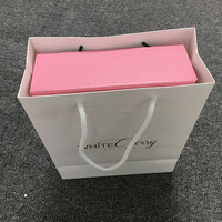 Sacs de shopping personnalisés de luxe en gros, en kraft imprimé avec poignée, gaufrage classique, recyclables, pour marque de vêtements, avec logo