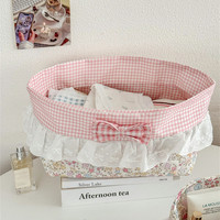 Panier de rangement multifonctionnel en tissu écologique à carreaux roses avec nœud en dentelle et volants, pour la décoration intérieure, l'organisation de cosmétiques et le rangement de maquillage sur le bureau