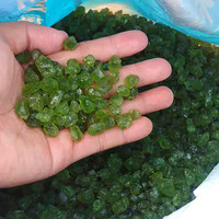 Vente en gros de pierre brute en cristal de péridot naturel naturel de la plus haute qualité pour le traitement de bijoux en péridot de luxe