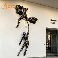 Grande sculpture murale en bronze D&Z Art Group, représentant un grimpeur, pour façade de bâtiment et décoration sportive extérieure