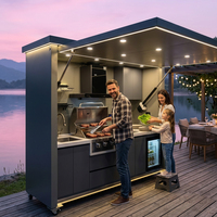 Cuisine extérieure modulaire et mobile avec auvent hydraulique pliable, barbecue, évier et réfrigérateur, sur mesure pour les projets hôteliers et commerciaux