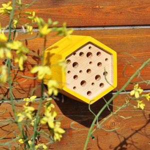 <span class=keywords><strong>Maison</strong></span> pour abeilles en bois massif de décoration de jardin de couleur personnalisée Hôtel à insectes jaune Mignonne mini <span class=keywords><strong>maison</strong></span> pour abeilles hexagonale en bois avec <span class=keywords><strong>toit</strong></span> imperméable - Product Image 5