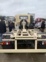 Camion à benne basculante ISUZU avec bras de ramassage pour la collecte et le transport des déchets municipaux, camion compacteur de déchets