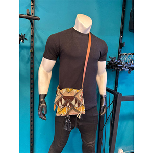Sac bandoulière authentique moderne et simple en toile brodée marocaine avec deux sangles, fermeture à rabat à pompons, durable et écologique - Product Image 4