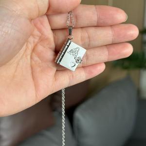 Cadeau Famille Fils Fille <span class=keywords><strong>Livre</strong></span> Plaqué Or 18K Acier Inoxydable Charm Pendant Open Locket Book Custom Graved Necklace for Gifts - Product Image 6