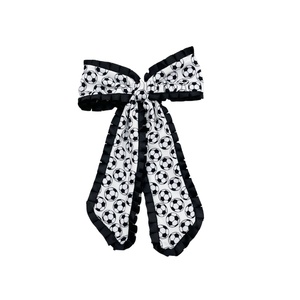 Lazos <span class=keywords><strong>de</strong></span> pelo <span class=keywords><strong>de</strong></span> fútbol <span class=keywords><strong>de</strong></span> tamaño personalizado y patrón con ribete <span class=keywords><strong>de</strong></span> borde con volantes College Soccer Sport Game Day Holiday Hair Clips Pigtail Bow - Product Image 1