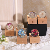 Großhandels preis Tragbares Geschenk Drahtlose Spieluhr Harz Kristall kugel trockene Blumen im Nachtlicht Holzbox Lautsprecher Licht