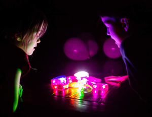 Bracelet en silicone LED activé par le son avec logo personnalisé, bracelet LED activé par le mouvement pour concert - Product Image 2
