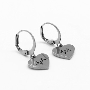 Pendientes con clip yunnique, pendientes de acero de titanio con forma de corazón para regalo, joyería de moda - Product Image 1
