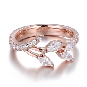 Bague en or jaune 10 carats sur mesure avec diamant moissanite taille marquise VVS. Certification pour les filles et les amies - Product Image 1