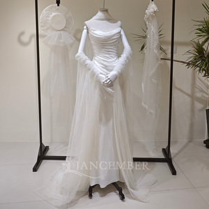 Vestido de Novia Sirena LY140 Moderno Vintage con Escote Redondo, Satén Color Marfil, Volantes, Bordado Floral de Encaje, Aplicaciones de Cristal y Cola Capilla de Encaje - Product Image 2