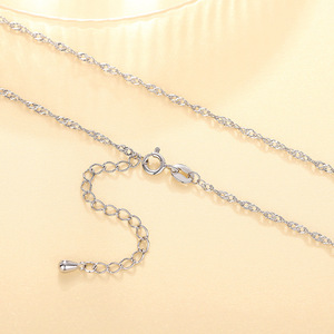 Collana a Catena Ondulata in Argento 925, Design Minimalista Unisex per Uso Quotidiano - Product Image 1