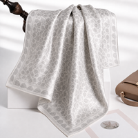 Écharpe carrée de luxe pour femme en soie de mûrier 100 %, imprimée numériquement, grand format, ourlet roulé à la main