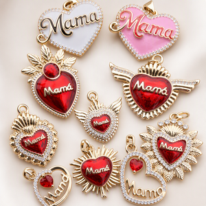 Ciondolo Trendy Placcato Oro 18K con Cuore Smaltato e Cristalli Scintillanti, Scritta in Rilievo, Regalo per la Festa della Mamma - Product Image 1