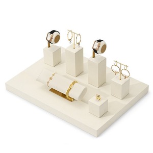 Exhibidores de joyería de alta gama personalizados, relojes, pulseras, pendientes, collares, estantes de exhibición, exhibidores de joyería color beige - Product Image 4