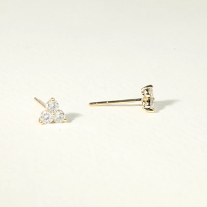 Boucles d'oreilles minimalistes en or massif avec trois diamants de laboratoire ronds, bijoux fins modernes, cadeau pour une occasion spéciale - Product Image 4