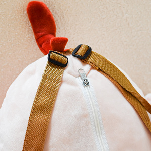 Sac à dos en peluche personnalisé avec personnage de dessin animé, caractéristiques faciales brodées, tissu à poils courts, pour usage quotidien, destiné aux importateurs de jouets, OEM ODM - Product Image 4