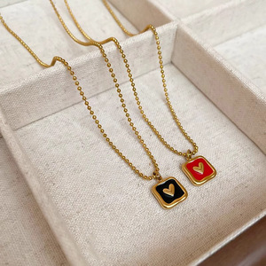 Collier Cœur Tendance en Acier Inoxydable pour Femme, Bijou Hypoallergénique Étanche avec Pendentif Cœur en Coquille Rouge – Vente en Gros - Product Image 1