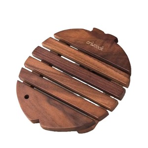 Alfombrilla aislante del calor con forma de pez de madera maciza para mesa, almohadilla para olla y cuenco antiescaldante, diseño irregular grabado con la marca Onlcook - Product Image 1