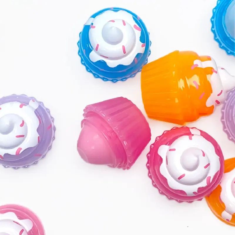 OEM sevimli karton Cupcake dudak balsamı organik zenginleştirici toksik olmayan liplabel özel etiket zulüm ücretsiz dudak Chapstick