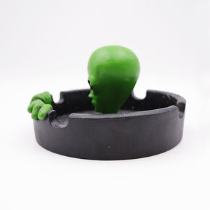 All'ingrosso accessori per fumatori interessanti per la decorazione della barra di casa portacenere logo personalizzato con posacenere alieno in resina unica - Product Image 3