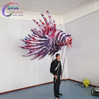 Marionnette de poisson tropicale gonflable transportant un ballon d'animal de mer de défilé de marche coloré attrayant pour le spectacle d'événement