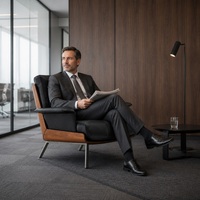 Fauteuil lounge en cuir avec structure en bois et pieds en métal, siège rembourré, personnalisable OEM pour hôtel et bureau