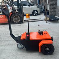 Tracteur de remorquage électrique compact à utilisation facile pour le remorquage de chariots à bagages d'aéroport