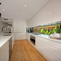 Meubles de cuisine modernes sur mesure en blanc brillant de Vermont, sans poignées, ouverture par pression, fermeture douce, tiroirs intégrés