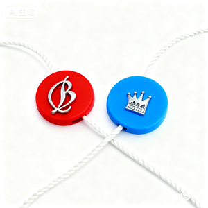 Thiết Kế Mới Nhà Máy Trực Tiếp Tùy Chỉnh Thương Hiệu Tư Nhân Logo Con Dấu Nhựa Khóa Treo Tag Chuỗi Snap Dây Cho Hàng May Mặc - Product Image 1