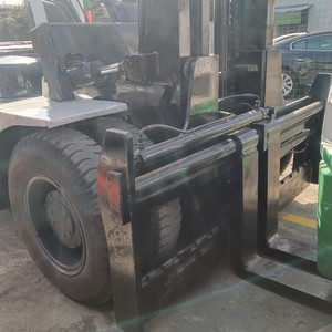 Chariot élévateur lourd d'origine japonaise TCM FD100, capacité de charge nominale de 10 tonnes, moteur diesel Isuzu durable, faible coût de carburant, mât à trois sections. - Product Image 6